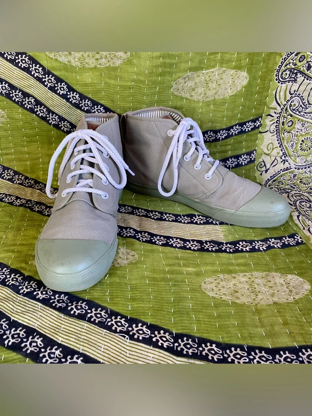 Bangs Sage Canvas Floral Bmbroidered Goblincore Cottage High Top Sneakers Size 9